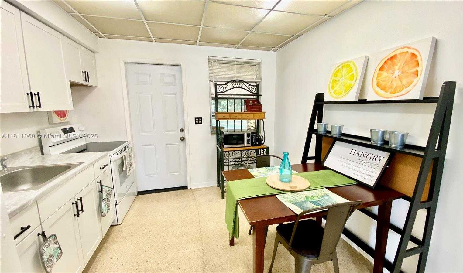 Small Image of 580 NORTH EAST 139TH ST, North Miami Number 4