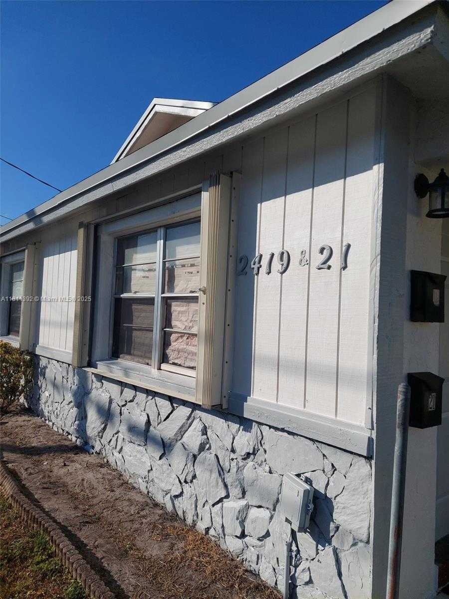 Small Image of 2419 JOHNSON ST, Hollywood Number 2