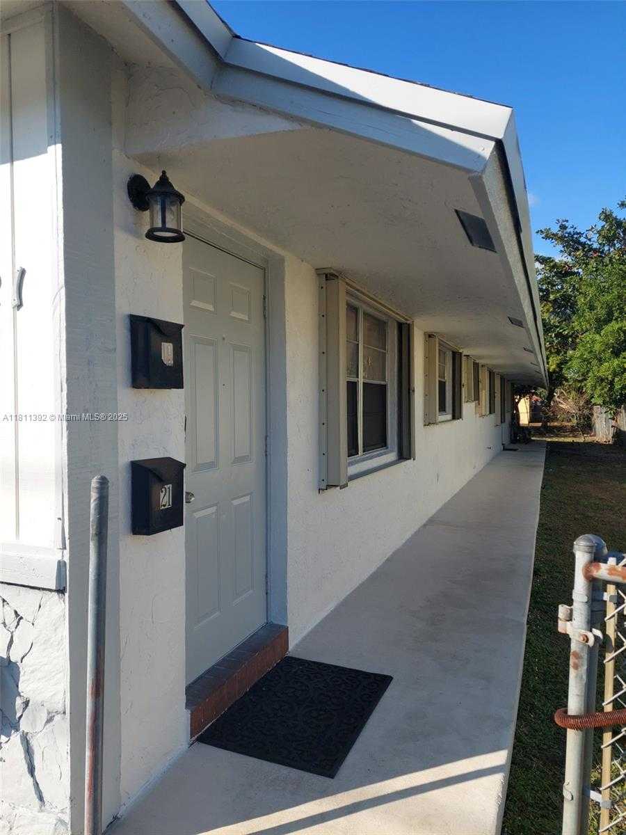 Small Image of 2419 JOHNSON ST, Hollywood Number 3