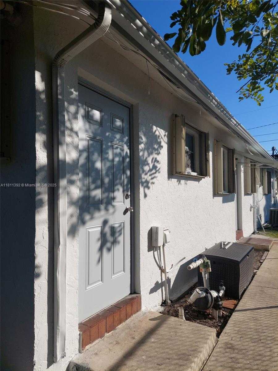 Small Image of 2419 JOHNSON ST, Hollywood Number 4
