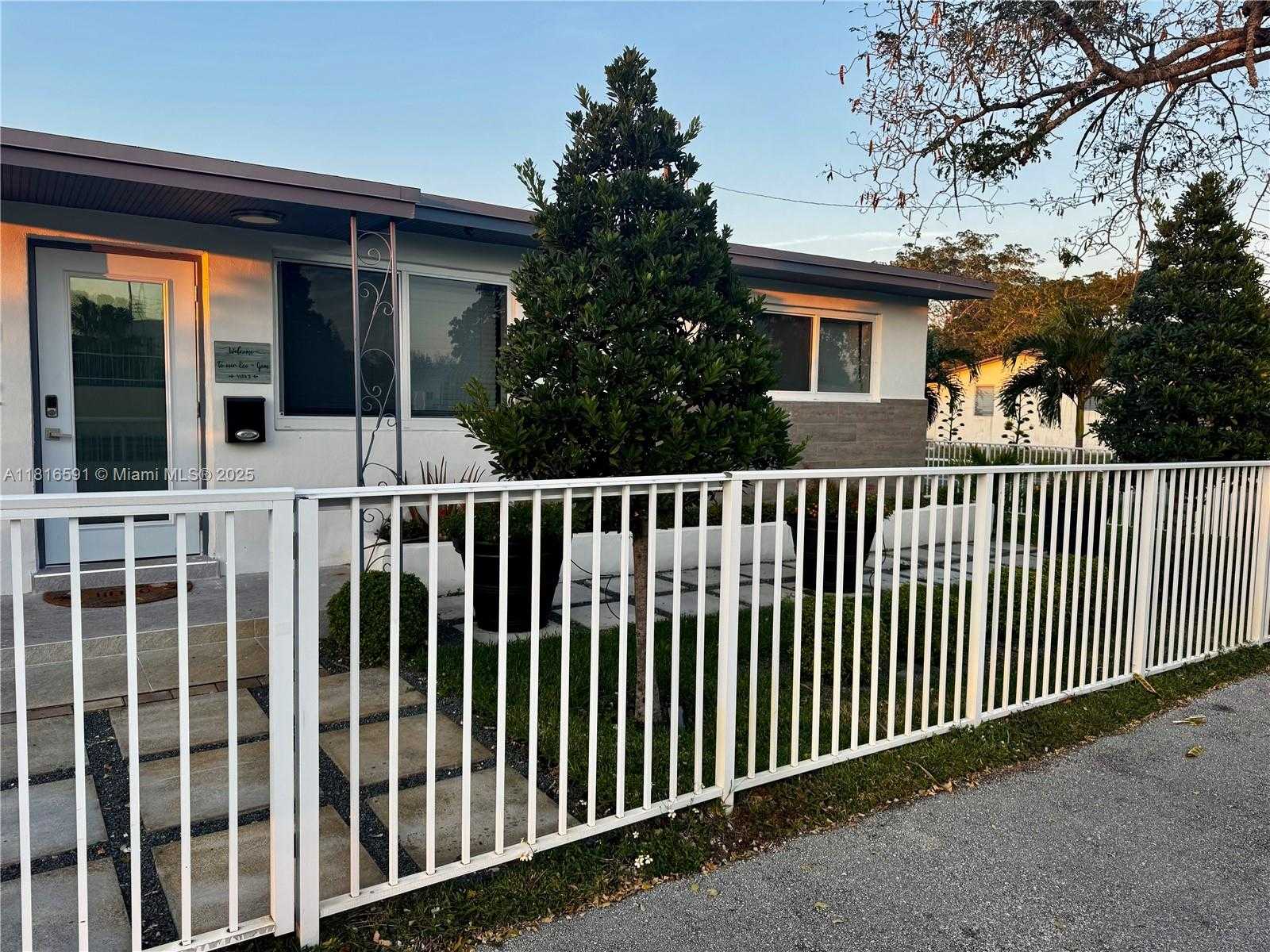 Small Image of 1012 SOUTH WEST 3RD AVE #2, Hallandale Beach Number 3