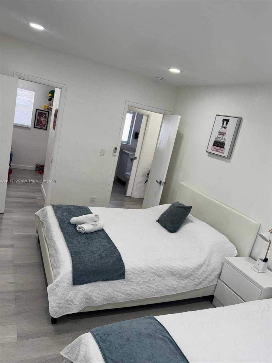 Small Image of 251 NORTH WEST 57TH AVE, Miami Number 15