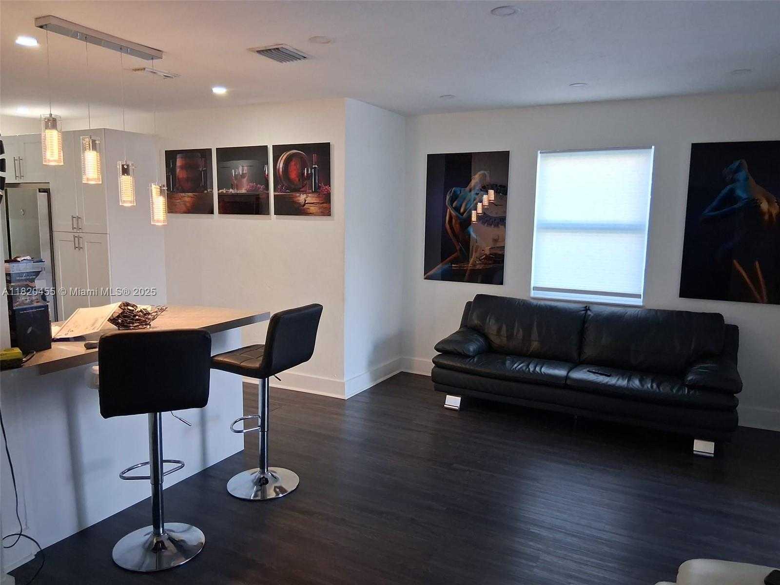 Small Image of 636 EAST 18TH ST #4, Hialeah Number 3