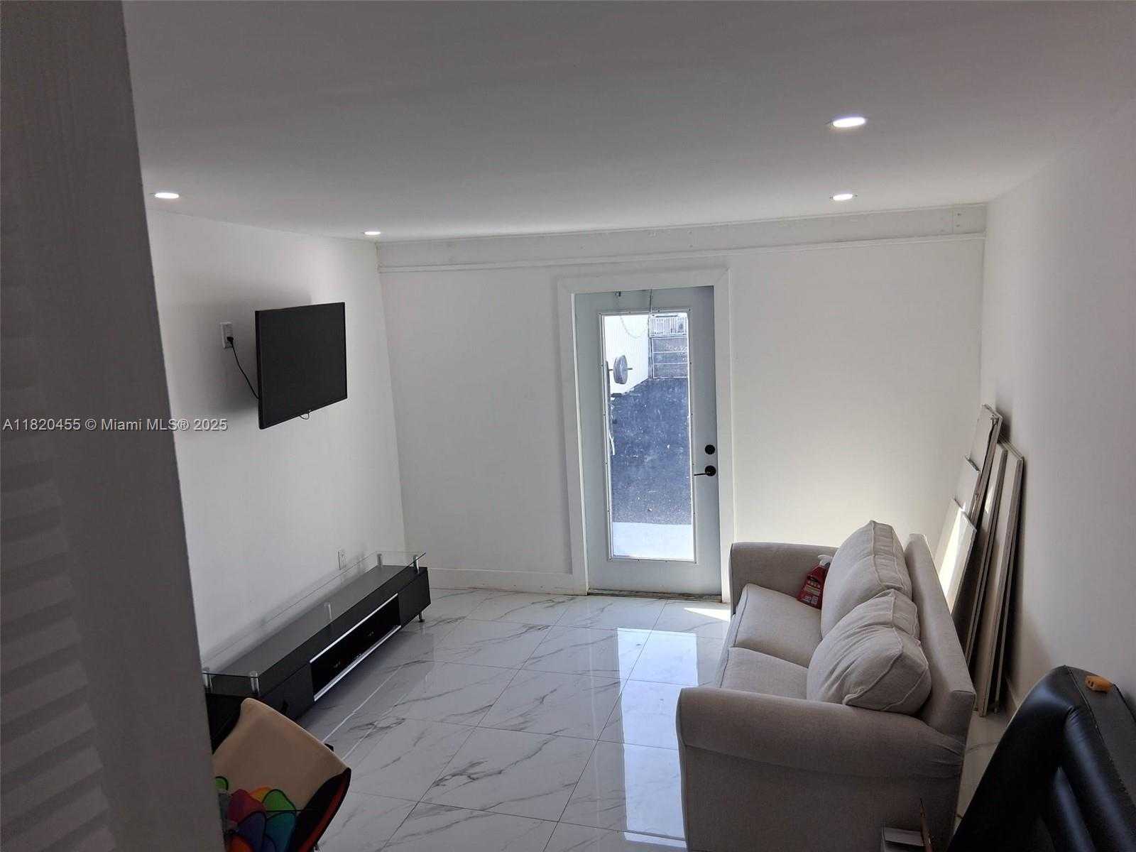 Small Image of 636 EAST 18TH ST #4, Hialeah Number 6
