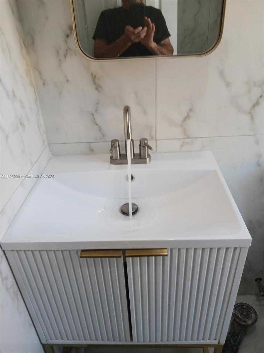 Small Image of 1930 ADAMS ST, Hollywood Number 23