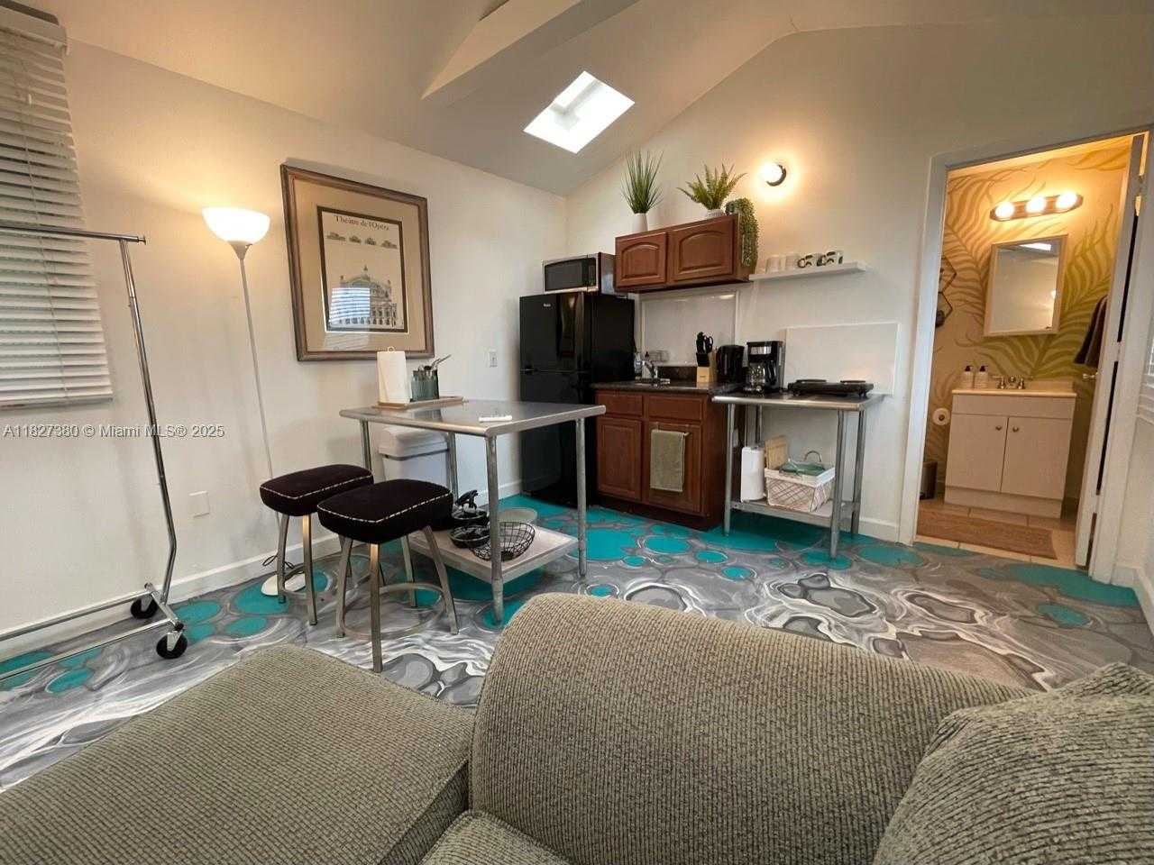 Small Image of Miami Number 5