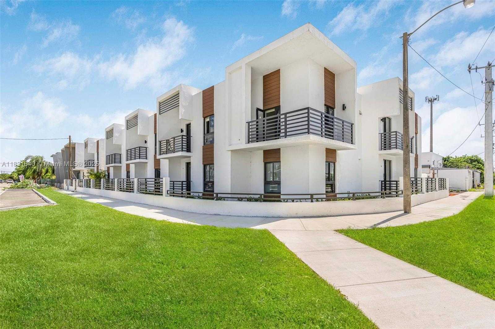 Small Image of 16955 SOUTH WEST 100TH AVE #10, Miami Number 4