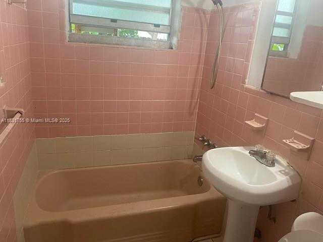 Small Image of 1990 NORTH EAST 168 ST, North Miami Beach Number 3