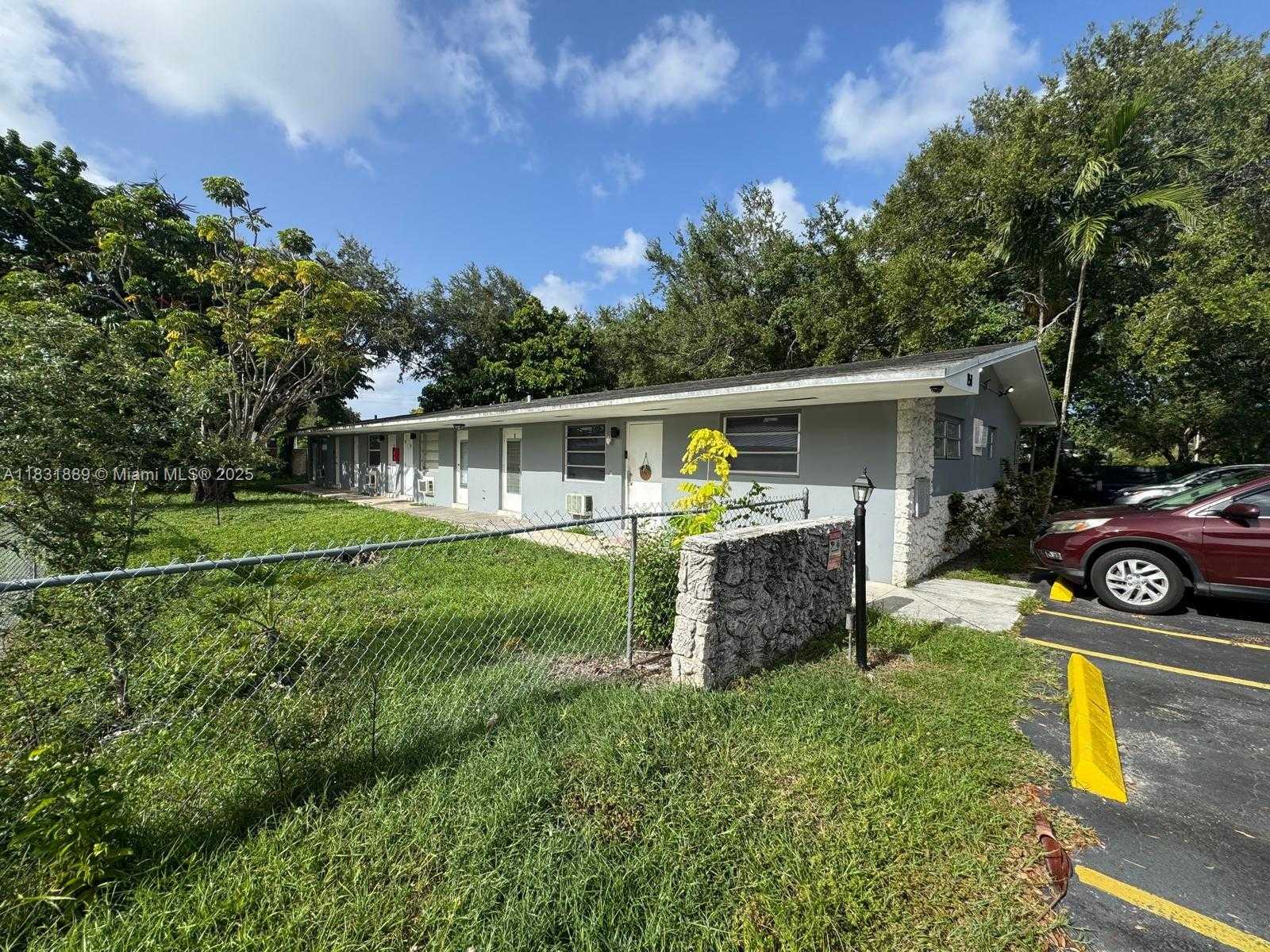 Small Image of 151 NORTH WEST 164TH ST, Miami Number 7