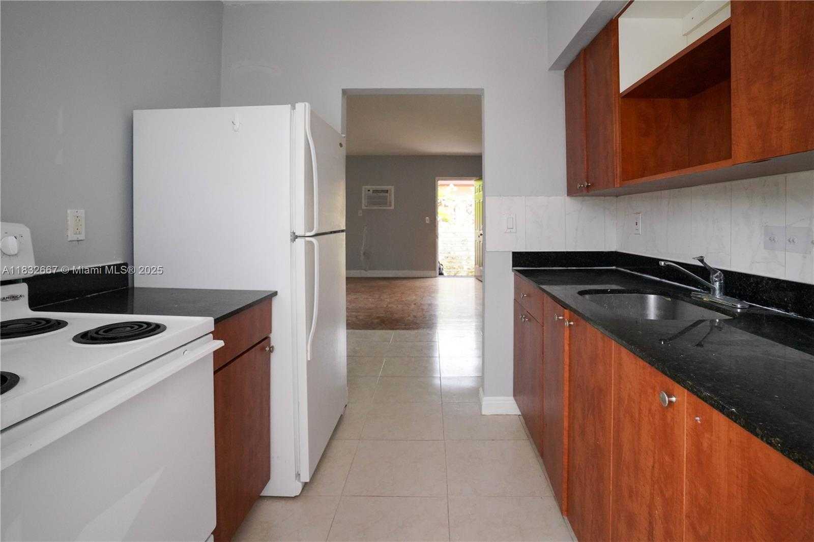 Small Image of 8321 CRESPI BLVD, Miami Beach Number 19