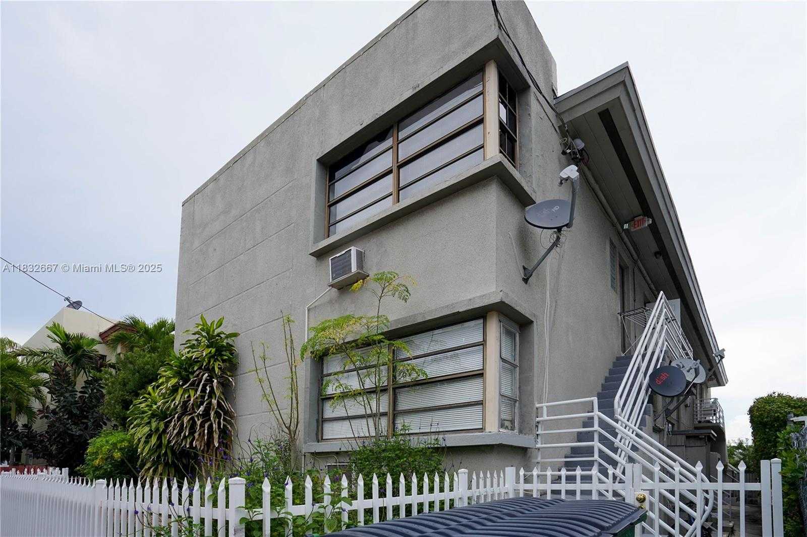 Small Image of 8321 CRESPI BLVD, Miami Beach Number 47