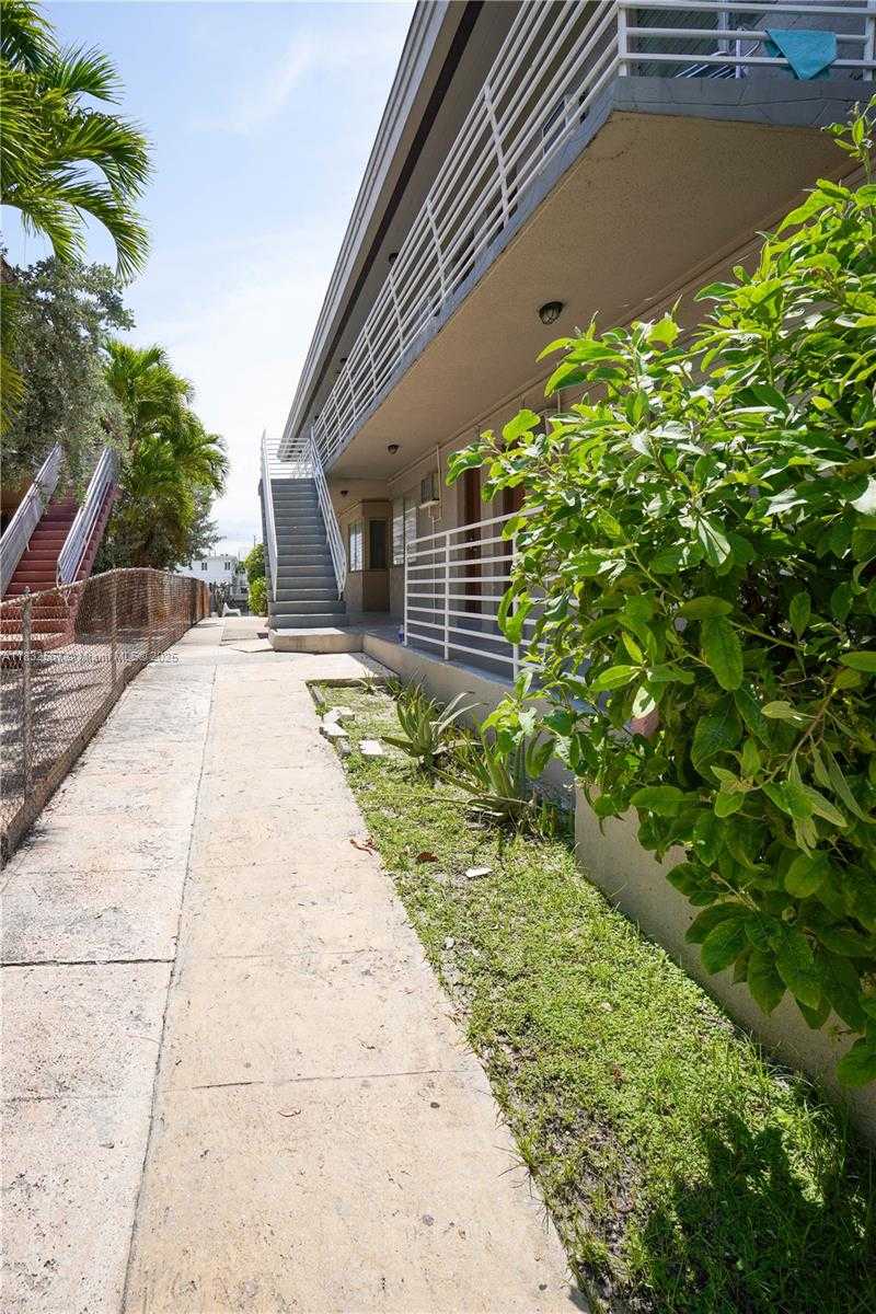 Small Image of 8321 CRESPI BLVD, Miami Beach Number 9