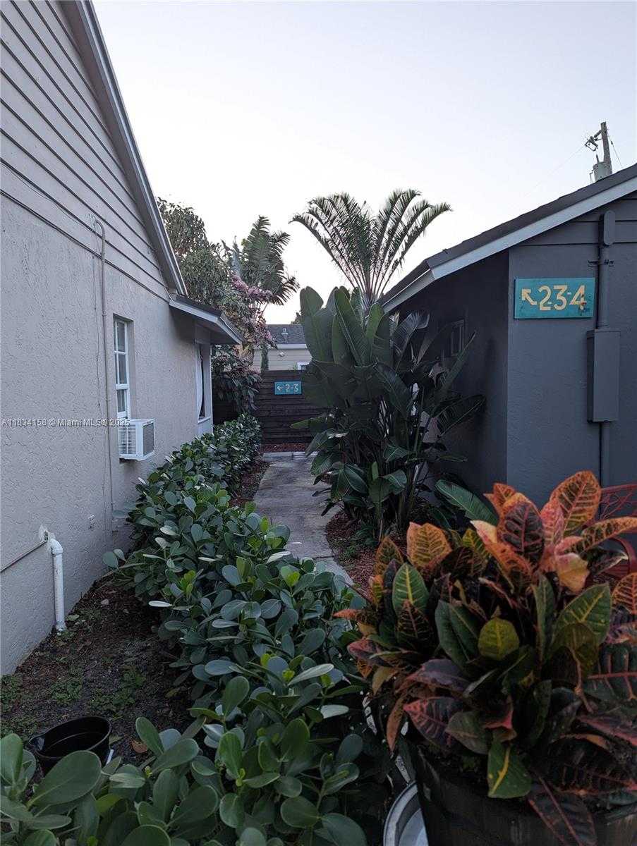 Small Image of West Palm Beach Number 38