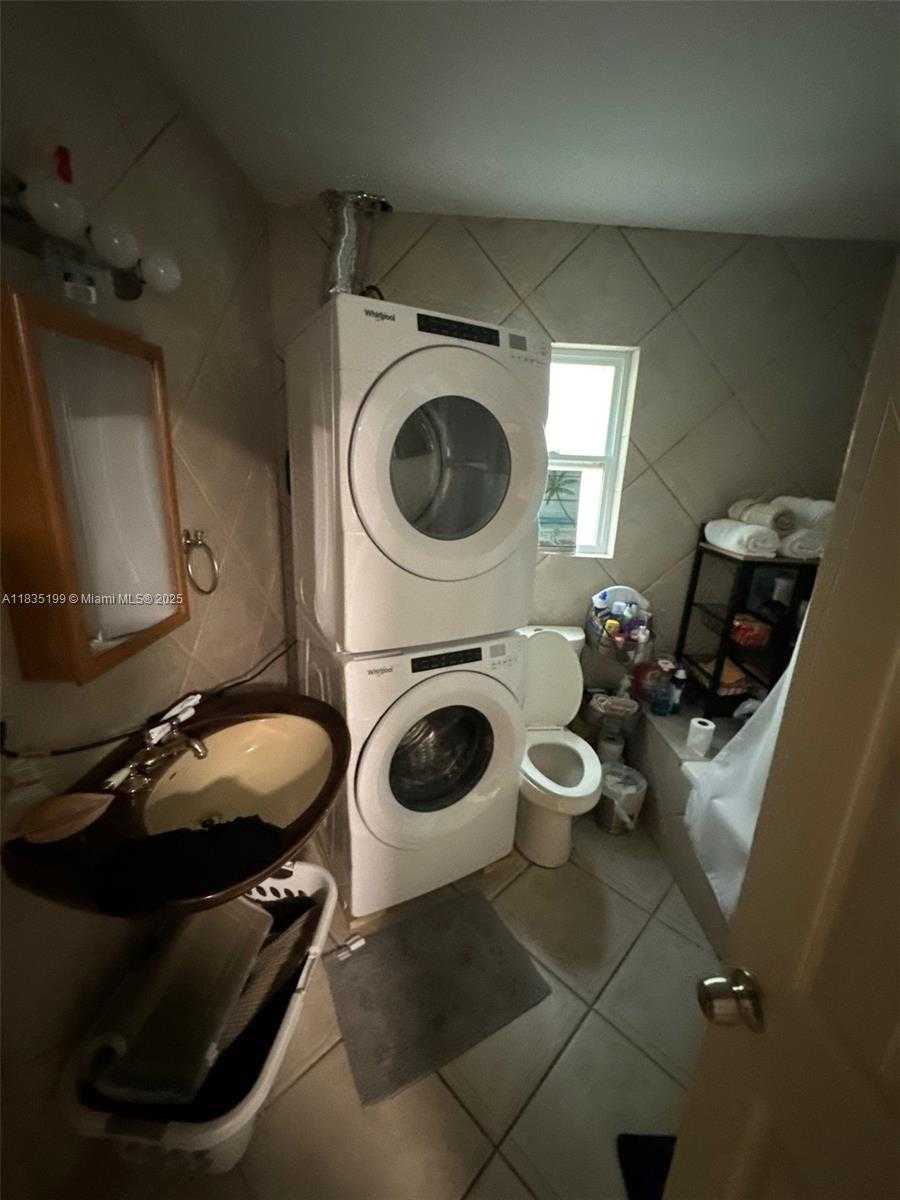 Small Image of 7885 CRESPI BLVD, Miami Beach Number 12