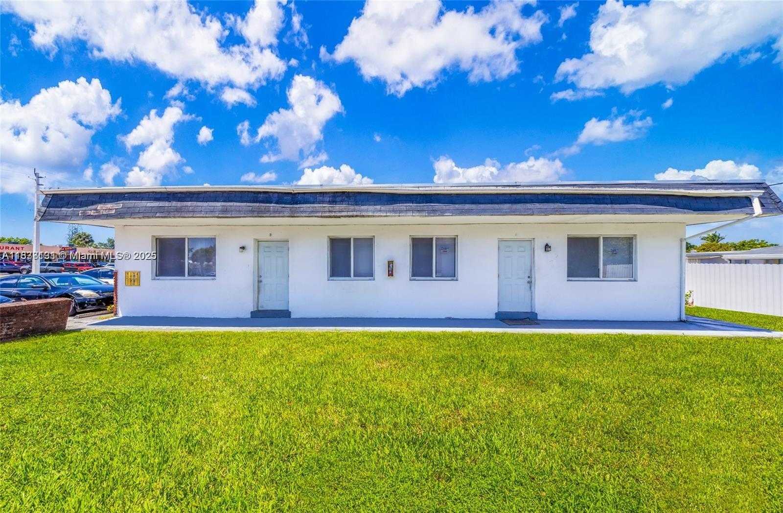 Small Image of 7031 PEMBROKE RD #4, Pembroke Pines Number 2