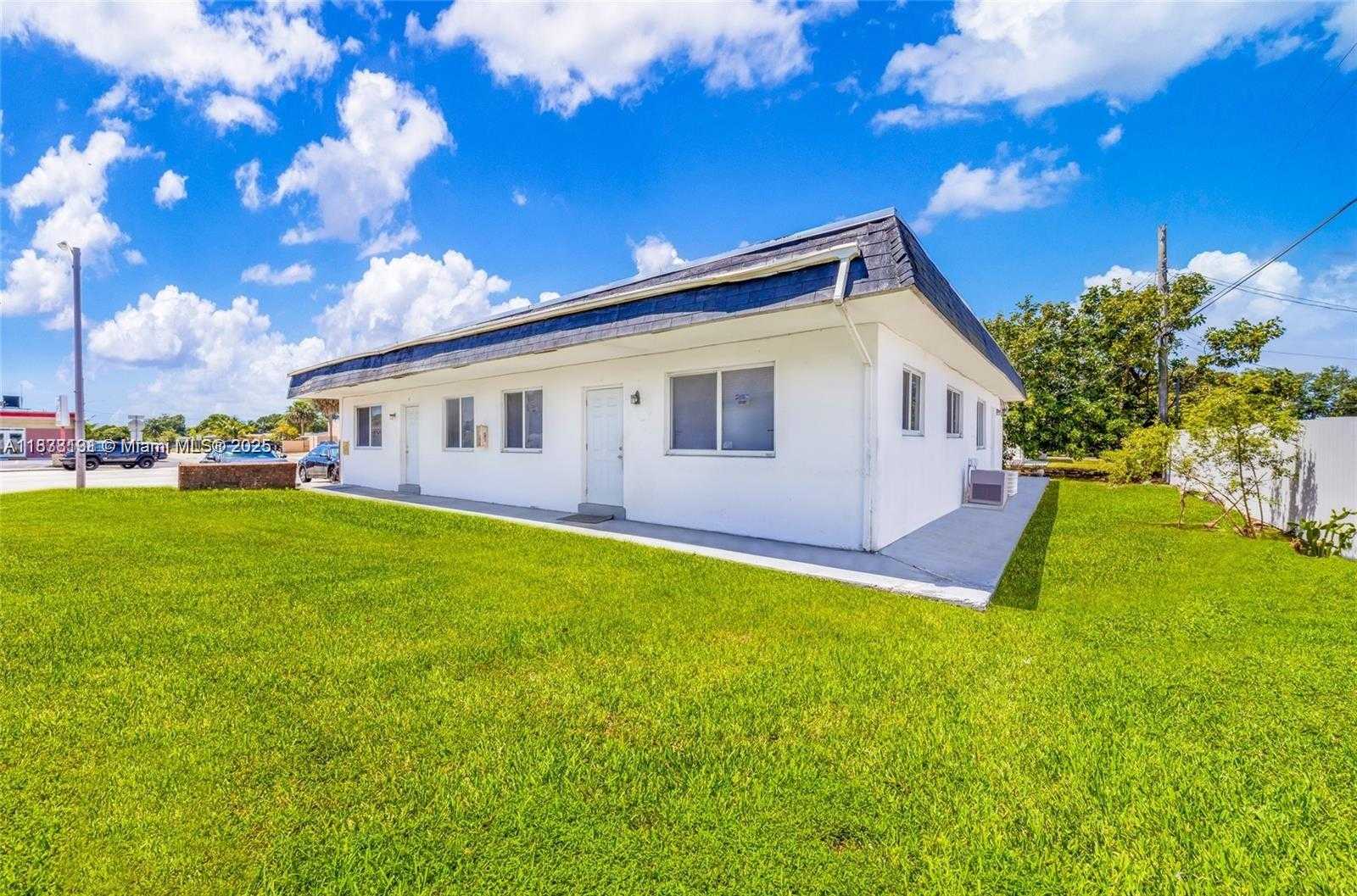 Small Image of 7031 PEMBROKE RD #4, Pembroke Pines Number 3