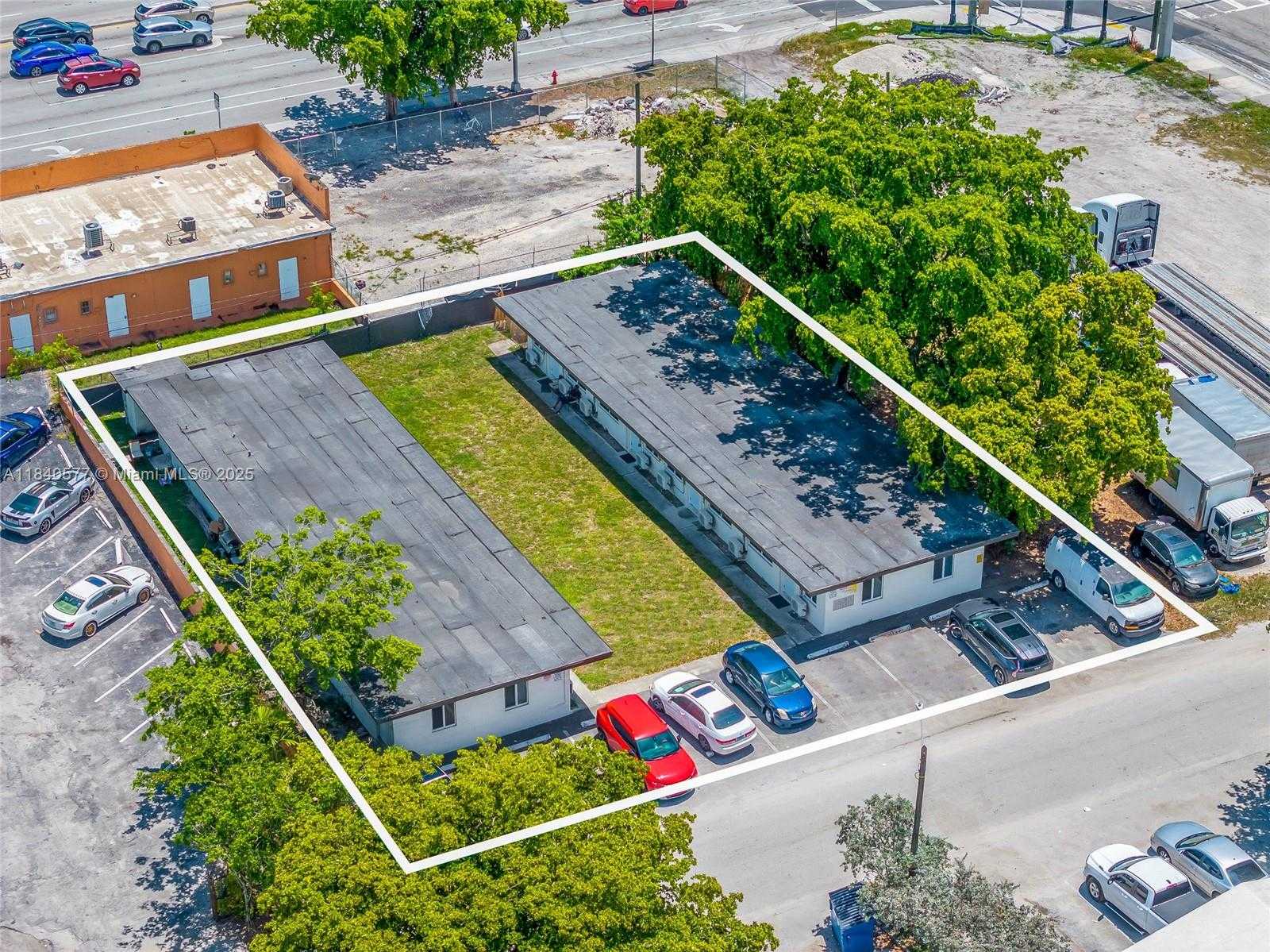 Small Image of 3932 SOUTH WEST 12TH PL, Fort Lauderdale Number 2