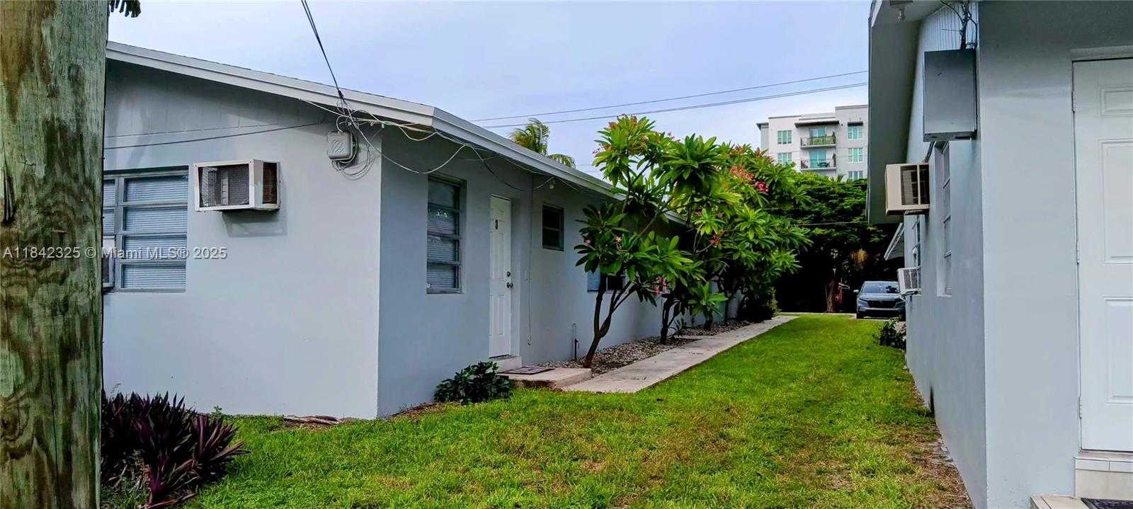 Small Image of 1905 MIAMI RD #4, Fort Lauderdale Number 3