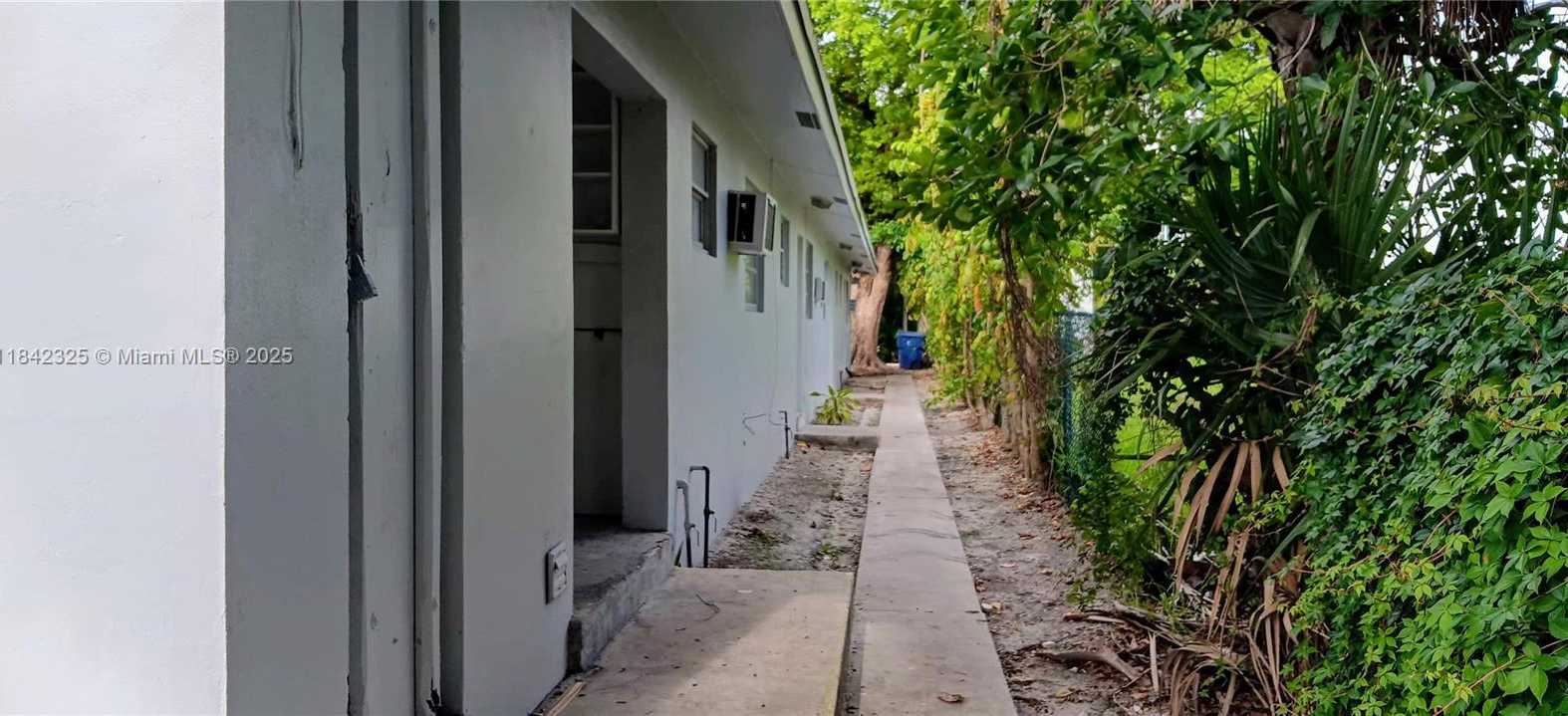 Small Image of 1905 MIAMI RD #4, Fort Lauderdale Number 4
