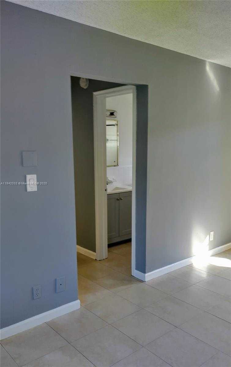 Small Image of 1901 MIAMI RD #3, Fort Lauderdale Number 19