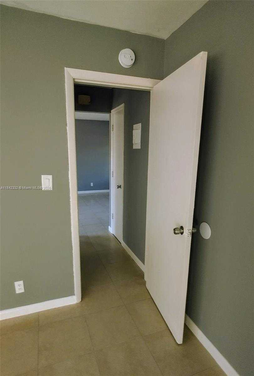Small Image of 1901 MIAMI RD #3, Fort Lauderdale Number 22