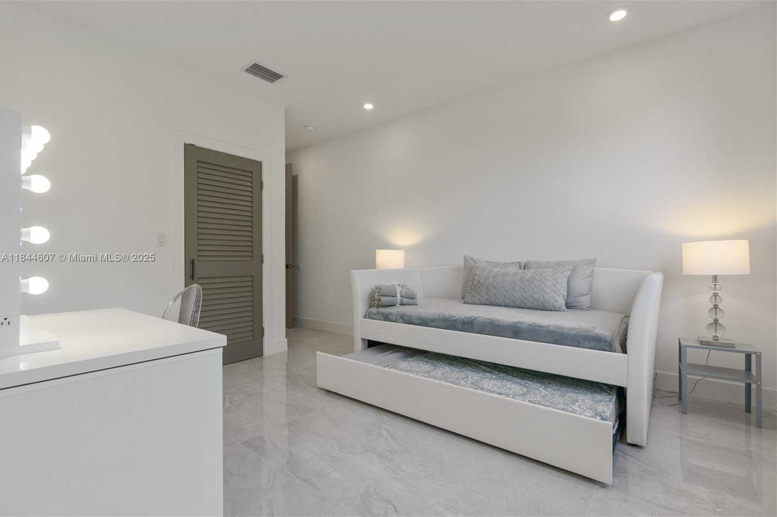 Small Image of 2887 SOUTH WEST 33RD AVE #2, Miami Number 6