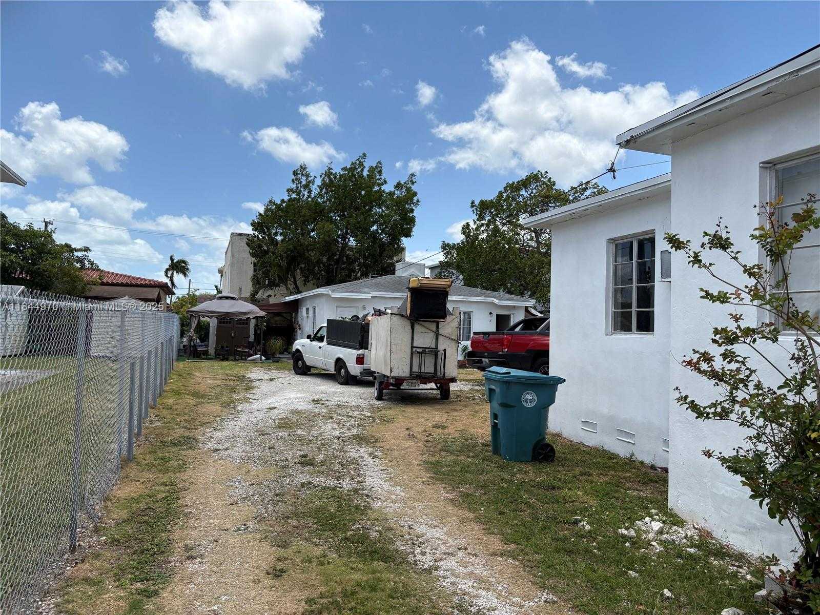 Small Image of 3072 SOUTH WEST 16TH ST, Miami Number 2