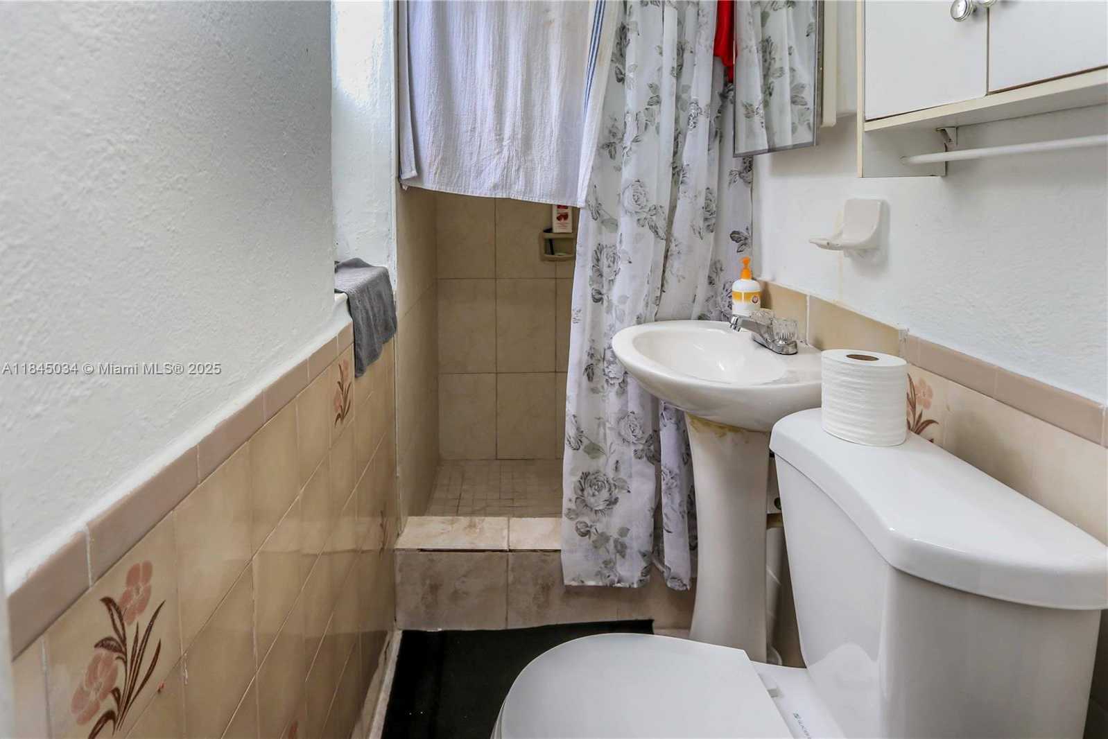 Small Image of 190 WEST 33RD ST #4, Hialeah Number 6