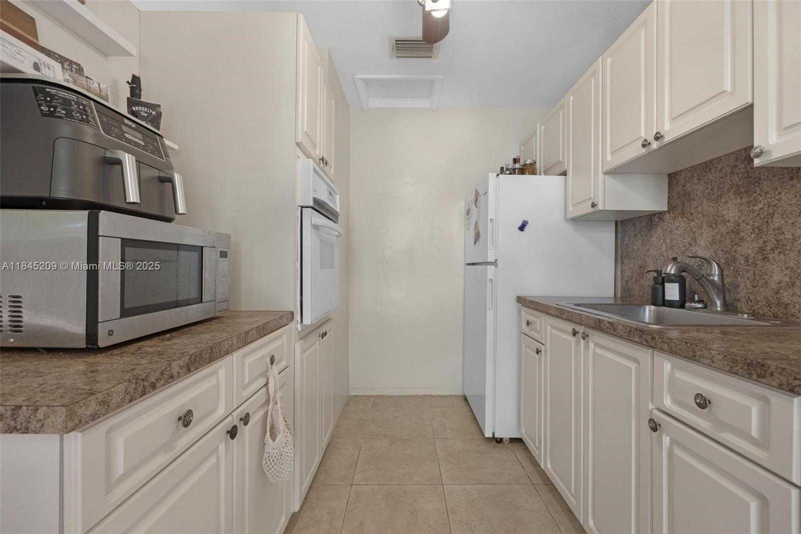 Small Image of 1433 NORTH EAST 22ND ST, Wilton Manors Number 7