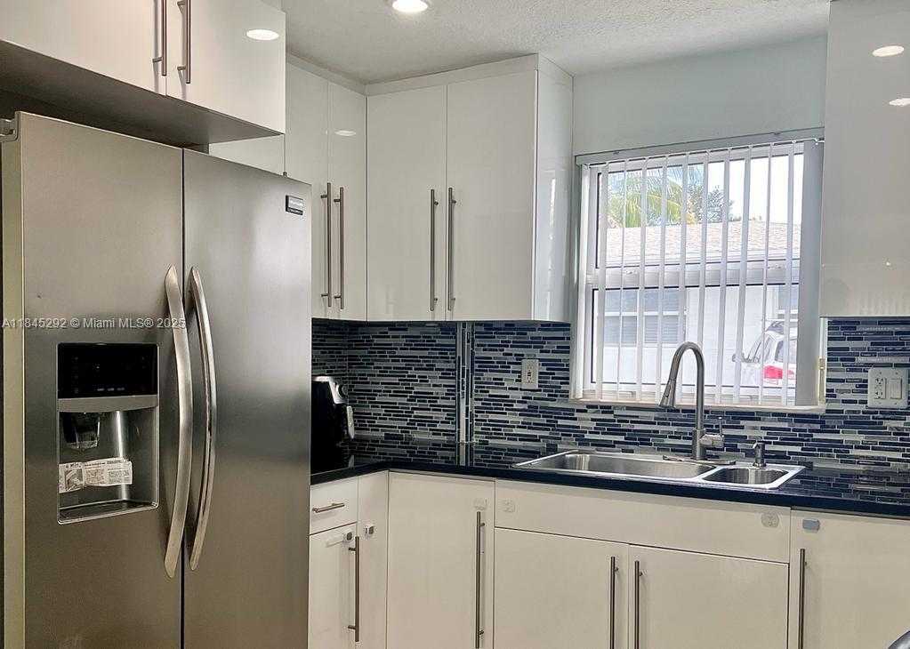Small Image of 1940 ADAMS ST #3, Hollywood Number 2