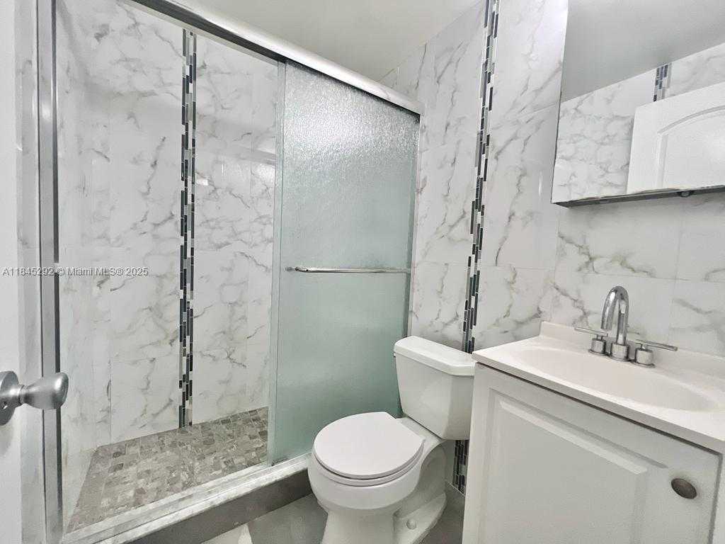 Small Image of 1940 ADAMS ST #3, Hollywood Number 6