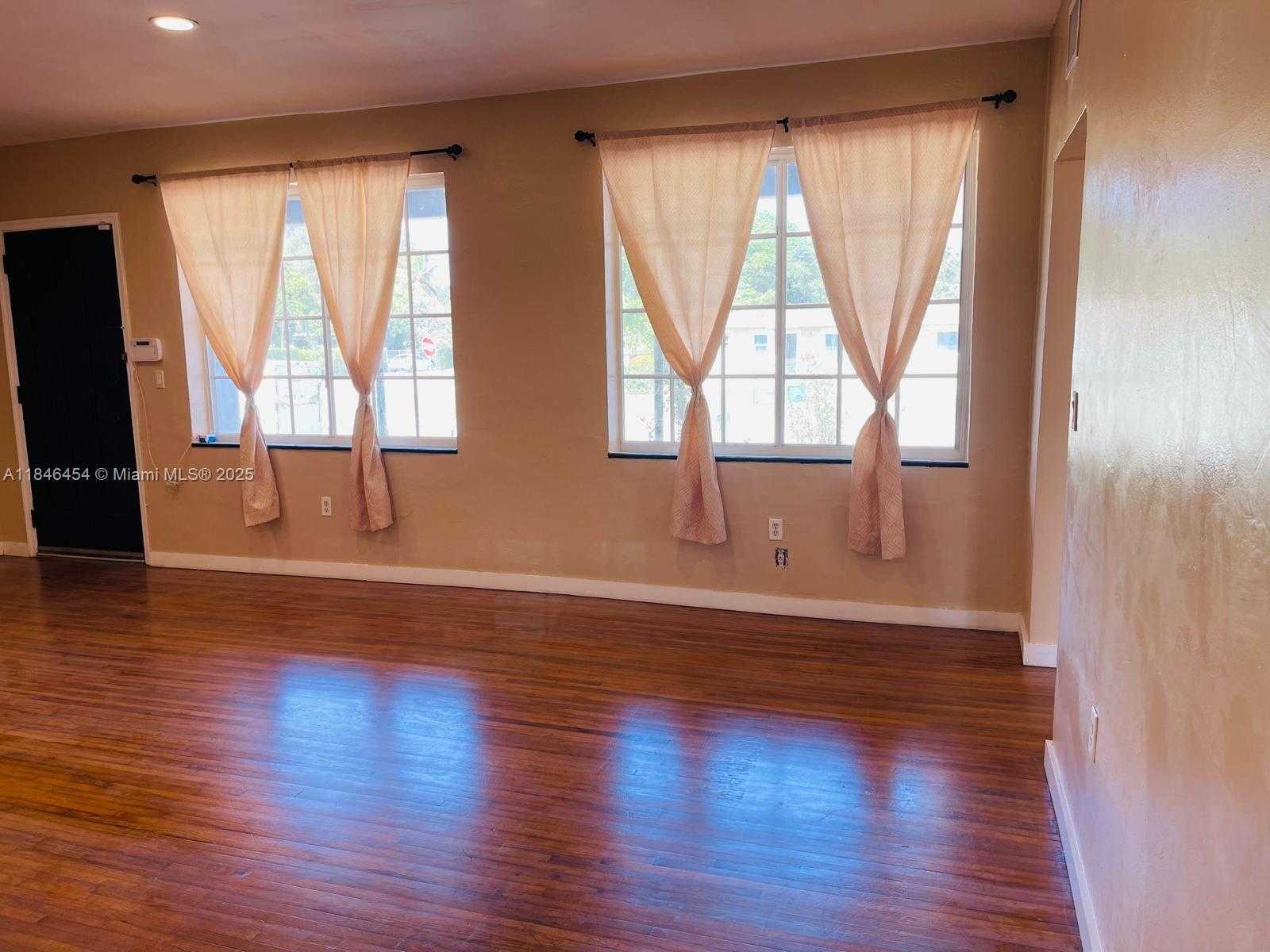 Small Image of 1400 NORTH EAST 148TH ST, Miami Number 30