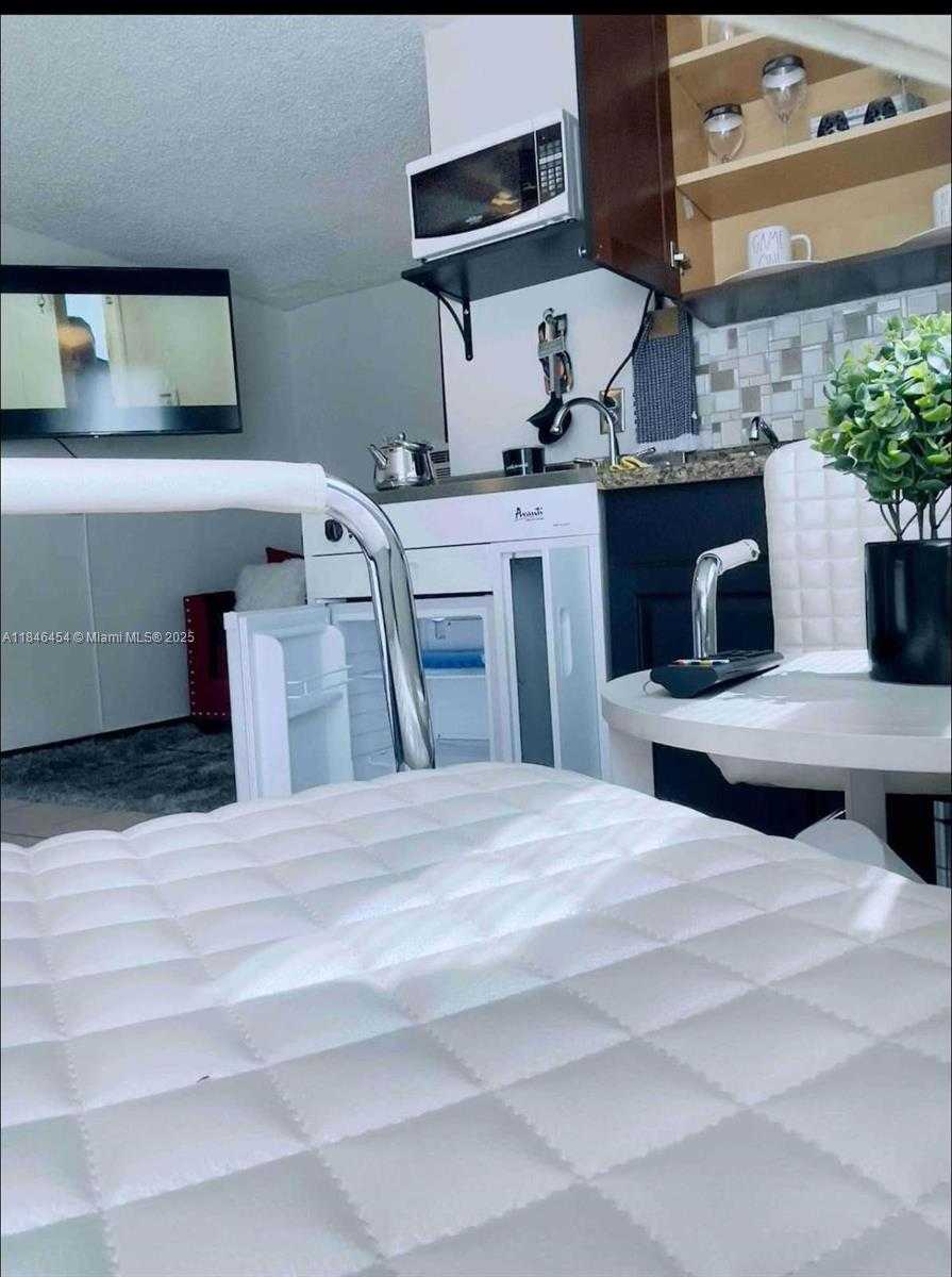 Small Image of 1400 NORTH EAST 148TH ST, Miami Number 35