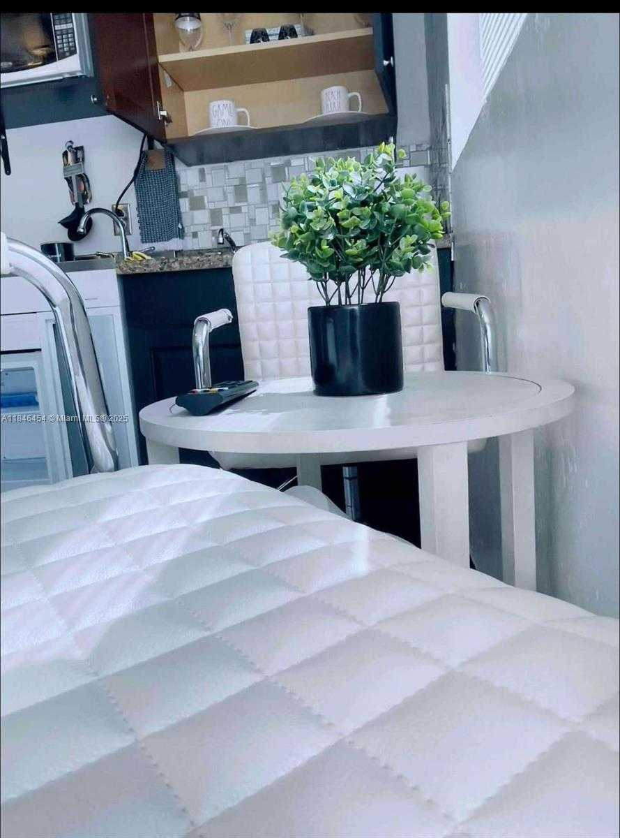 Small Image of 1400 NORTH EAST 148TH ST, Miami Number 36