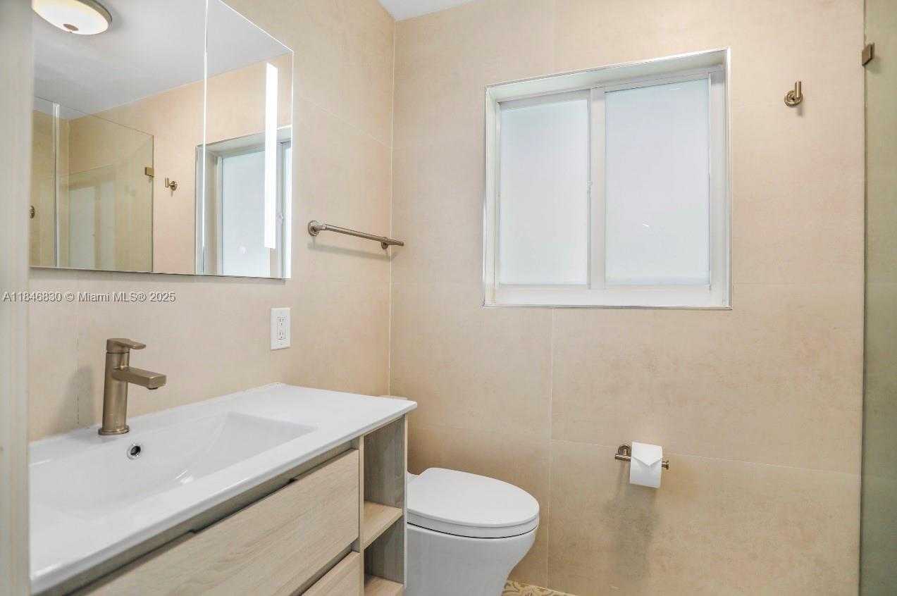Small Image of 4512 SEAGRAPE DR, Lauderdale By The Sea Number 14