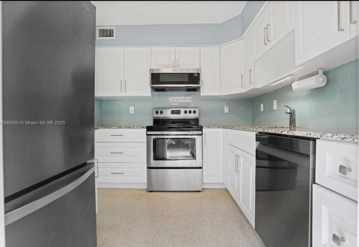 Small Image of 4512 SEAGRAPE DR, Lauderdale By The Sea Number 16