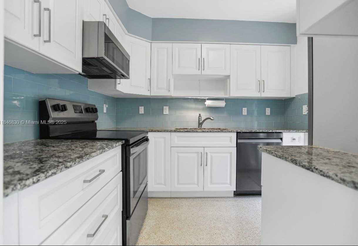 Small Image of 4512 SEAGRAPE DR, Lauderdale By The Sea Number 17