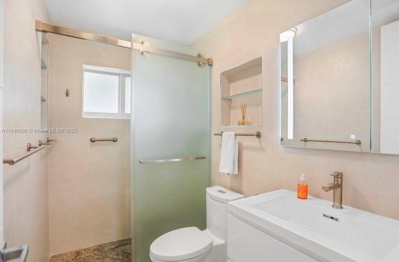 Small Image of 4512 SEAGRAPE DR, Lauderdale By The Sea Number 8