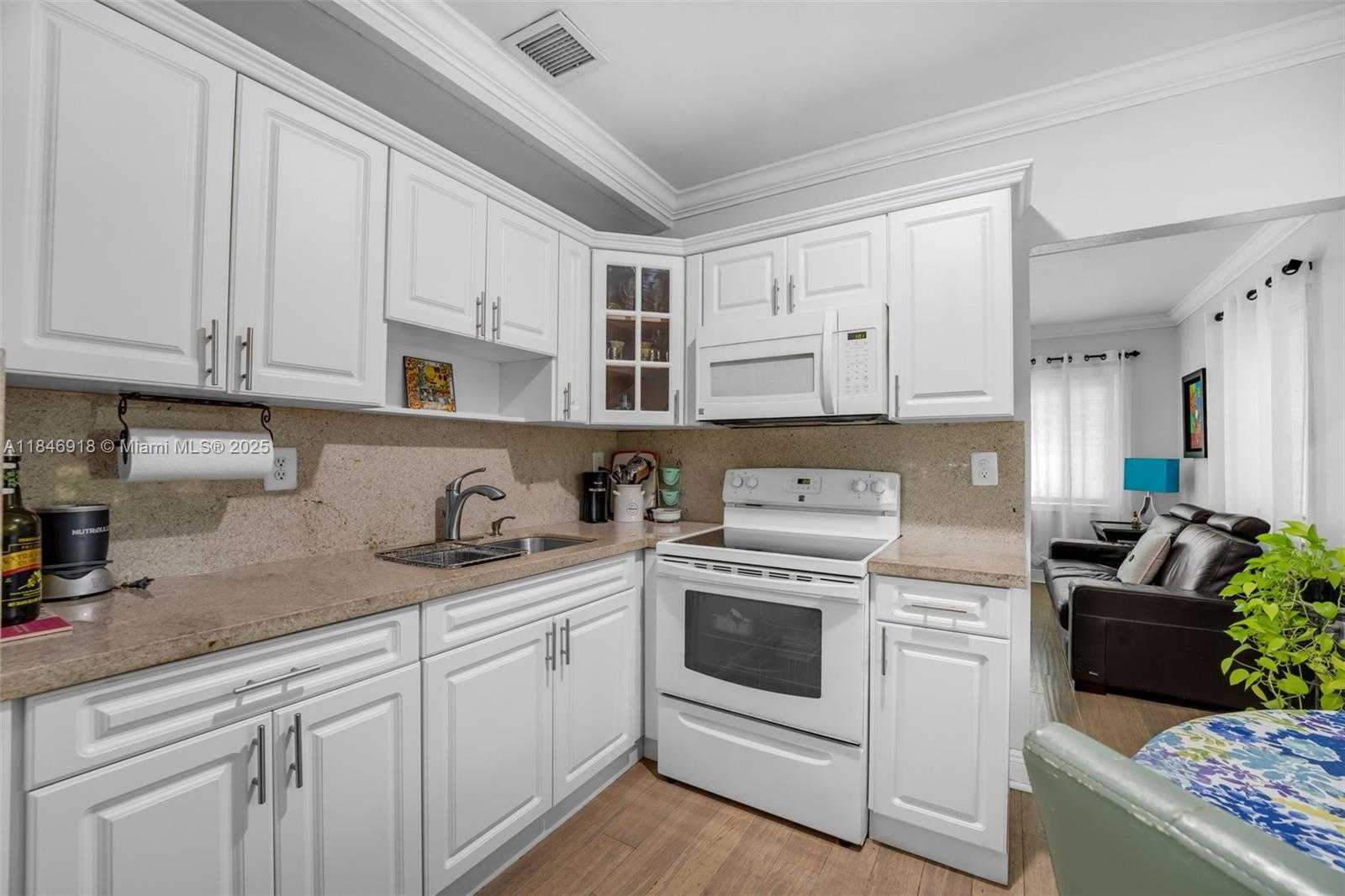 Small Image of 2931 SOUTH WEST 36TH CT, Miami Number 11