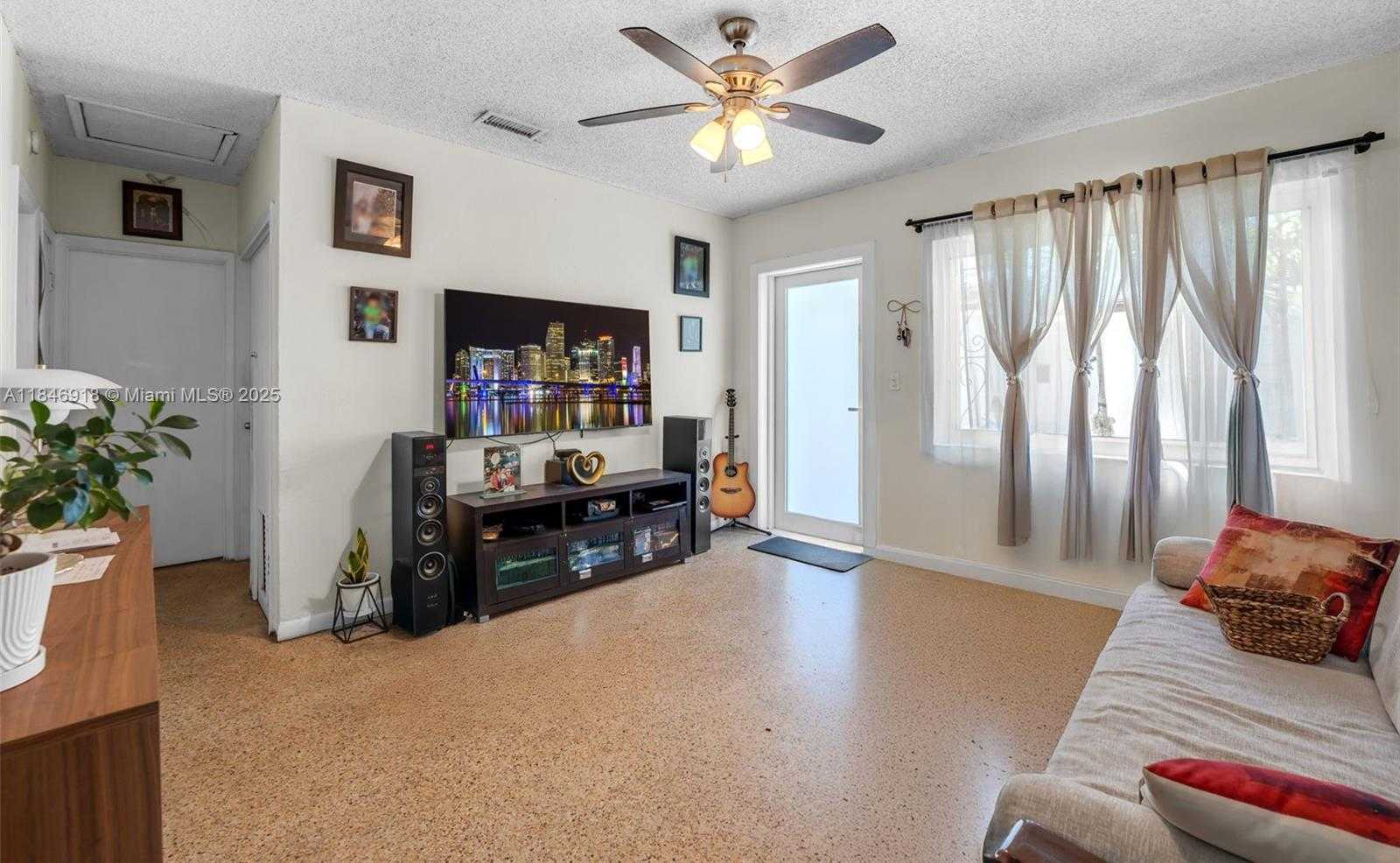 Small Image of 2931 SOUTH WEST 36TH CT, Miami Number 21