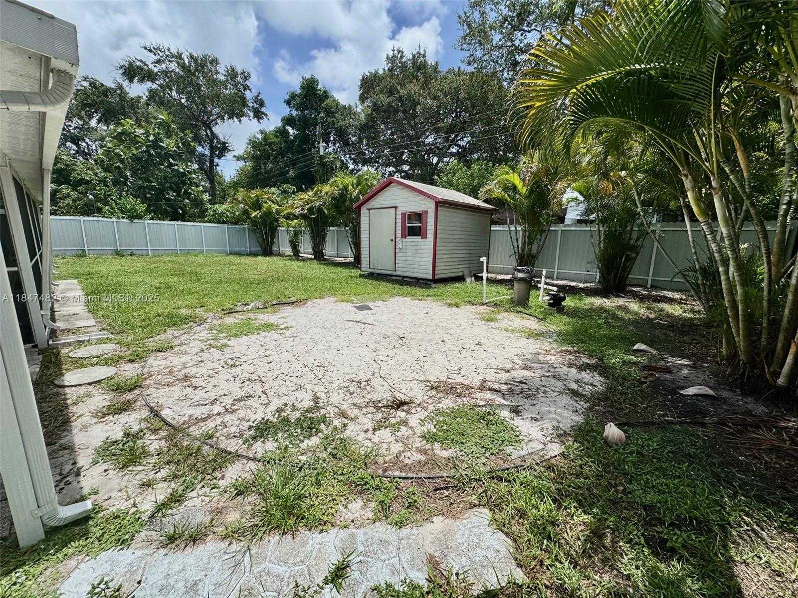 Small Image of 520 NORTH EAST 137TH ST, North Miami Number 22