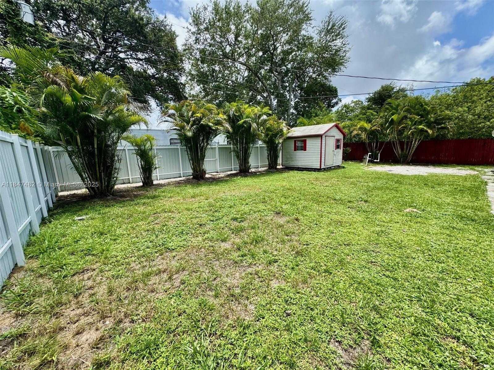 Small Image of 520 NORTH EAST 137TH ST, North Miami Number 24