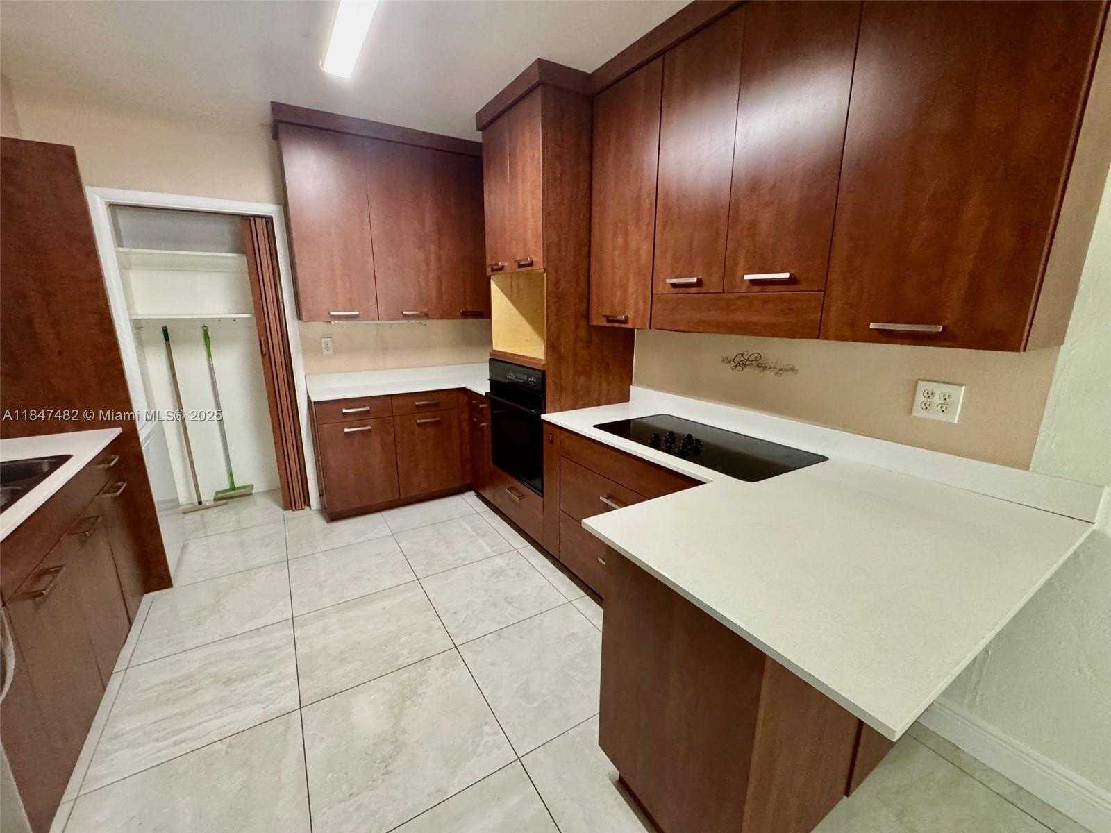 Small Image of 520 NORTH EAST 137TH ST, North Miami Number 35