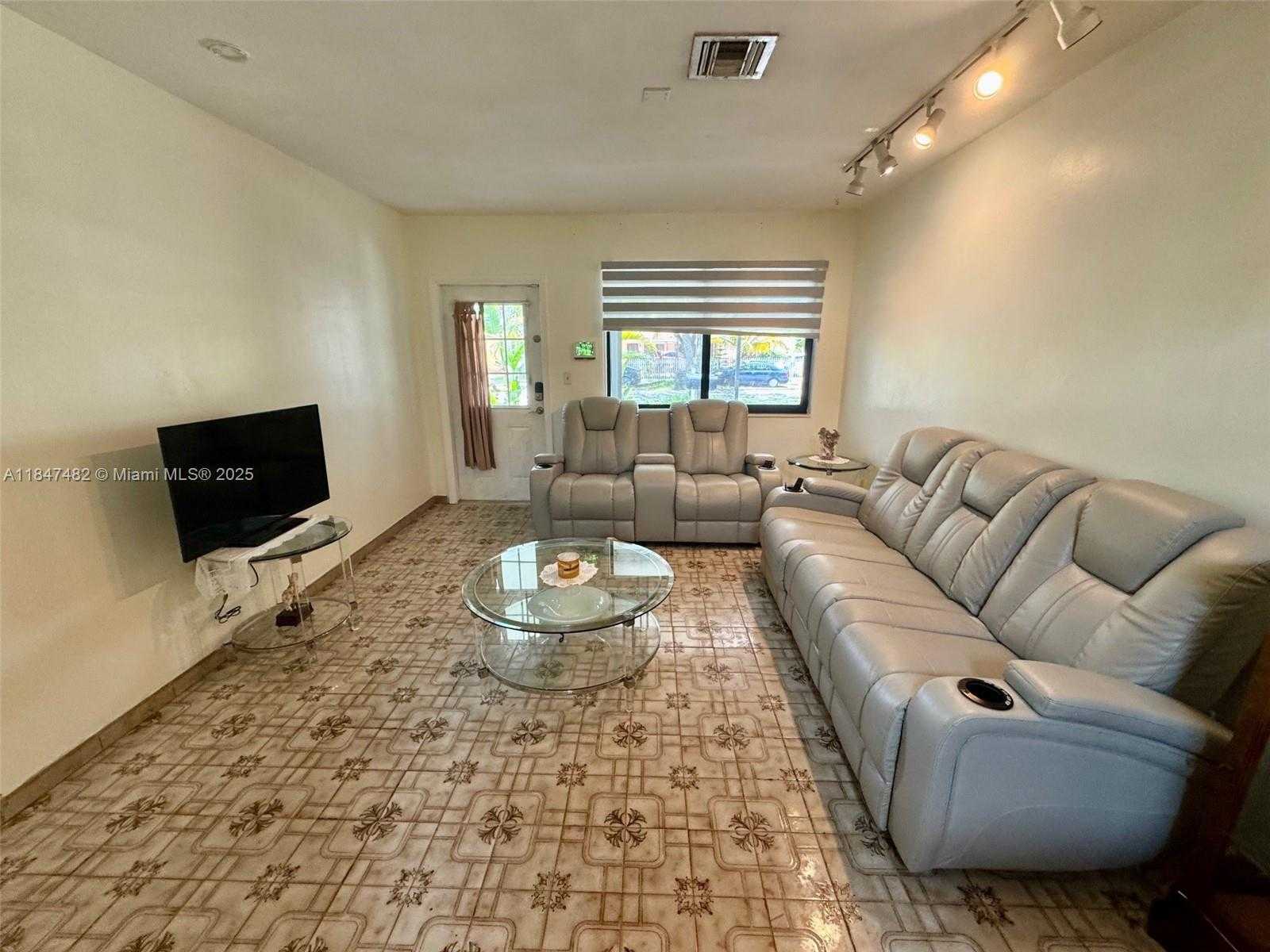 Small Image of 520 NORTH EAST 137TH ST, North Miami Number 4
