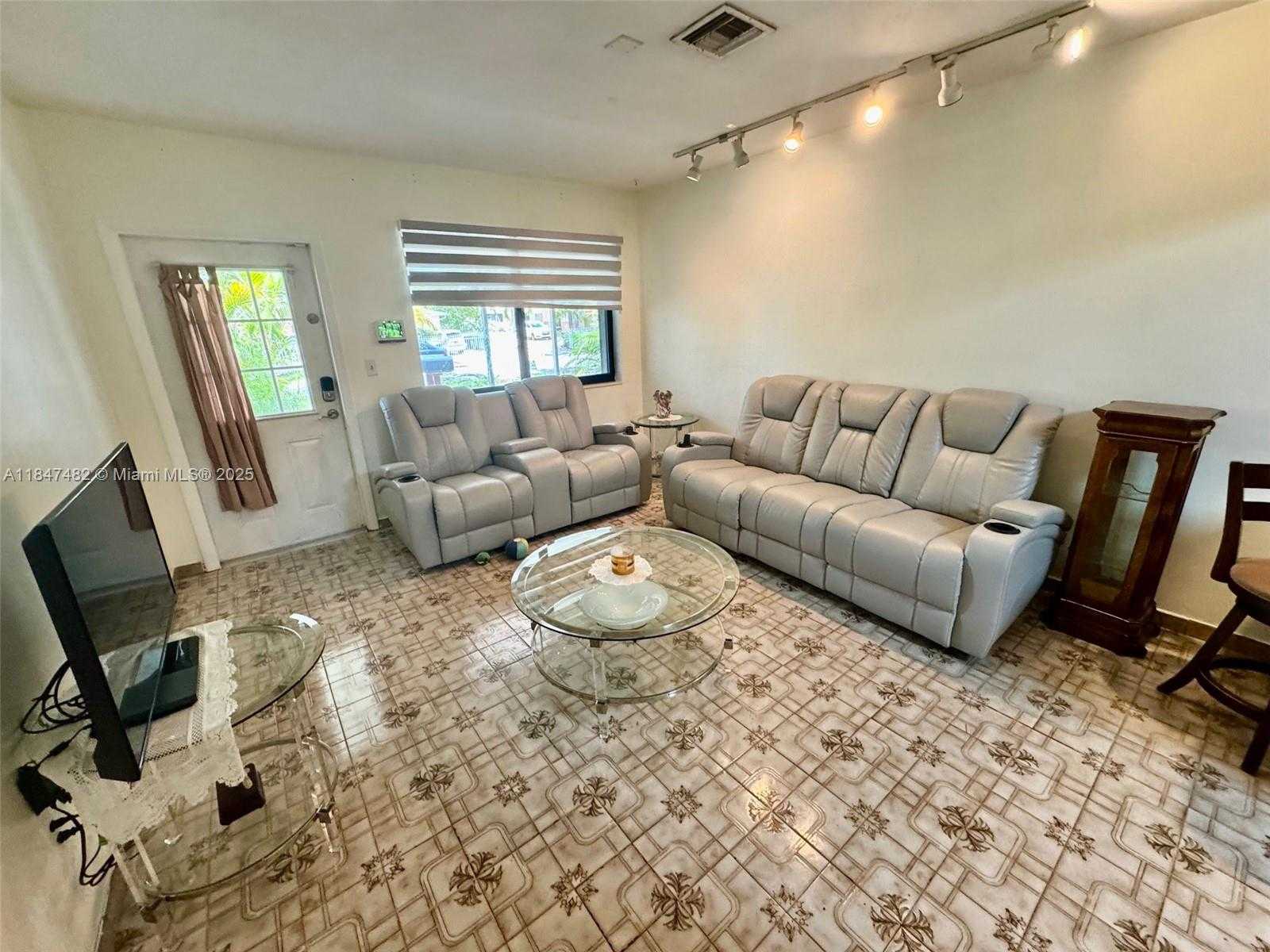 Small Image of 520 NORTH EAST 137TH ST, North Miami Number 5