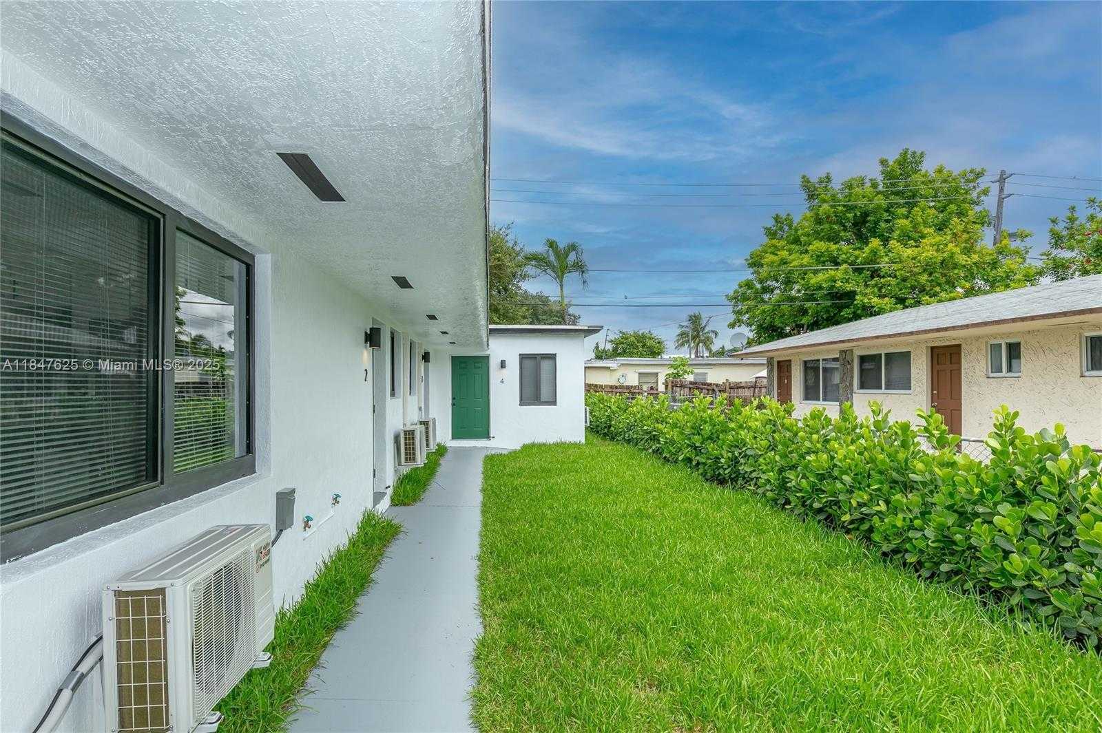 Small Image of 6125 SOUTH WEST 40TH CT, Miramar Number 3