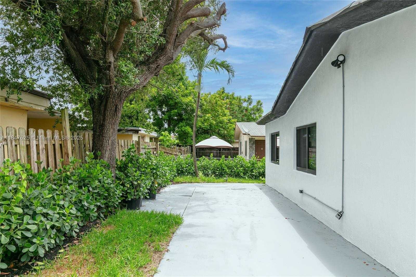 Small Image of 6125 SOUTH WEST 40TH CT, Miramar Number 4