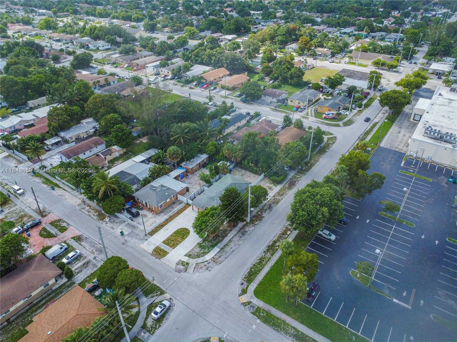 Small Image of 801 NORTH WEST 109TH ST #2, Miami Number 3