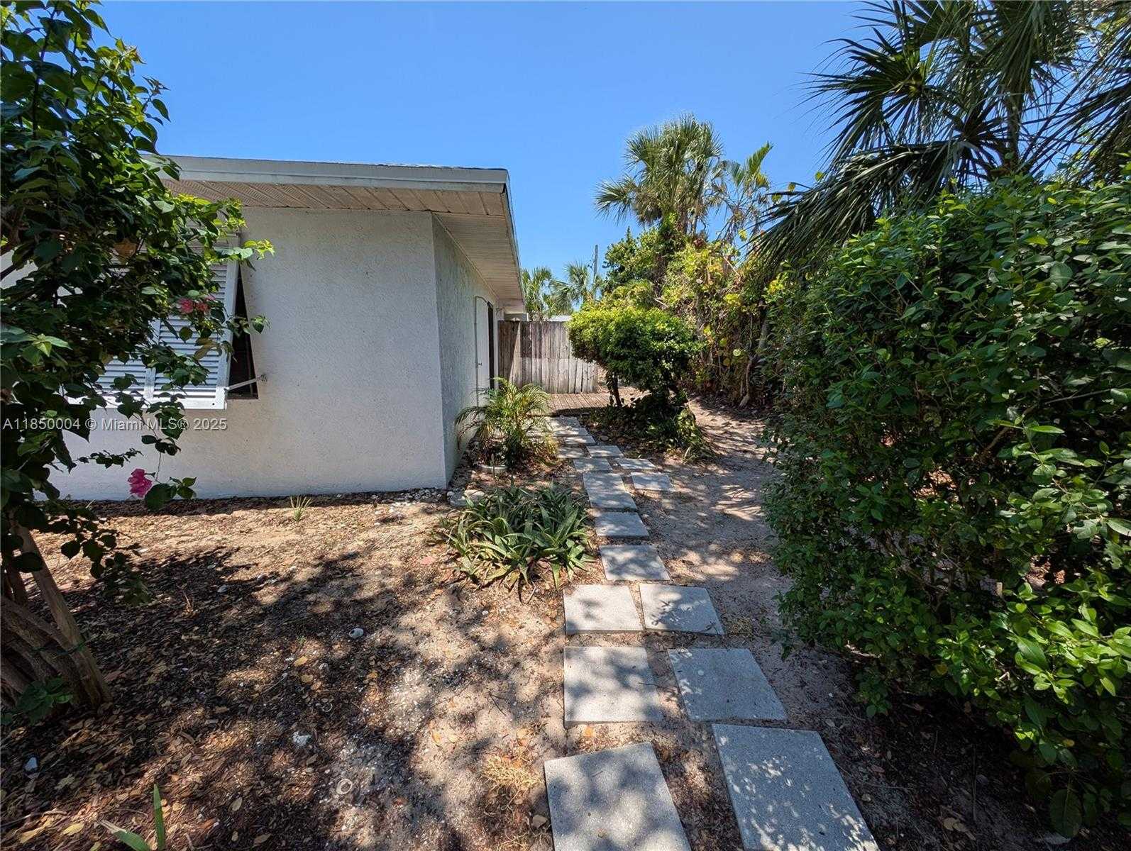 Small Image of 915 TURTLE COVE LN #2, Vero Beach Number 11