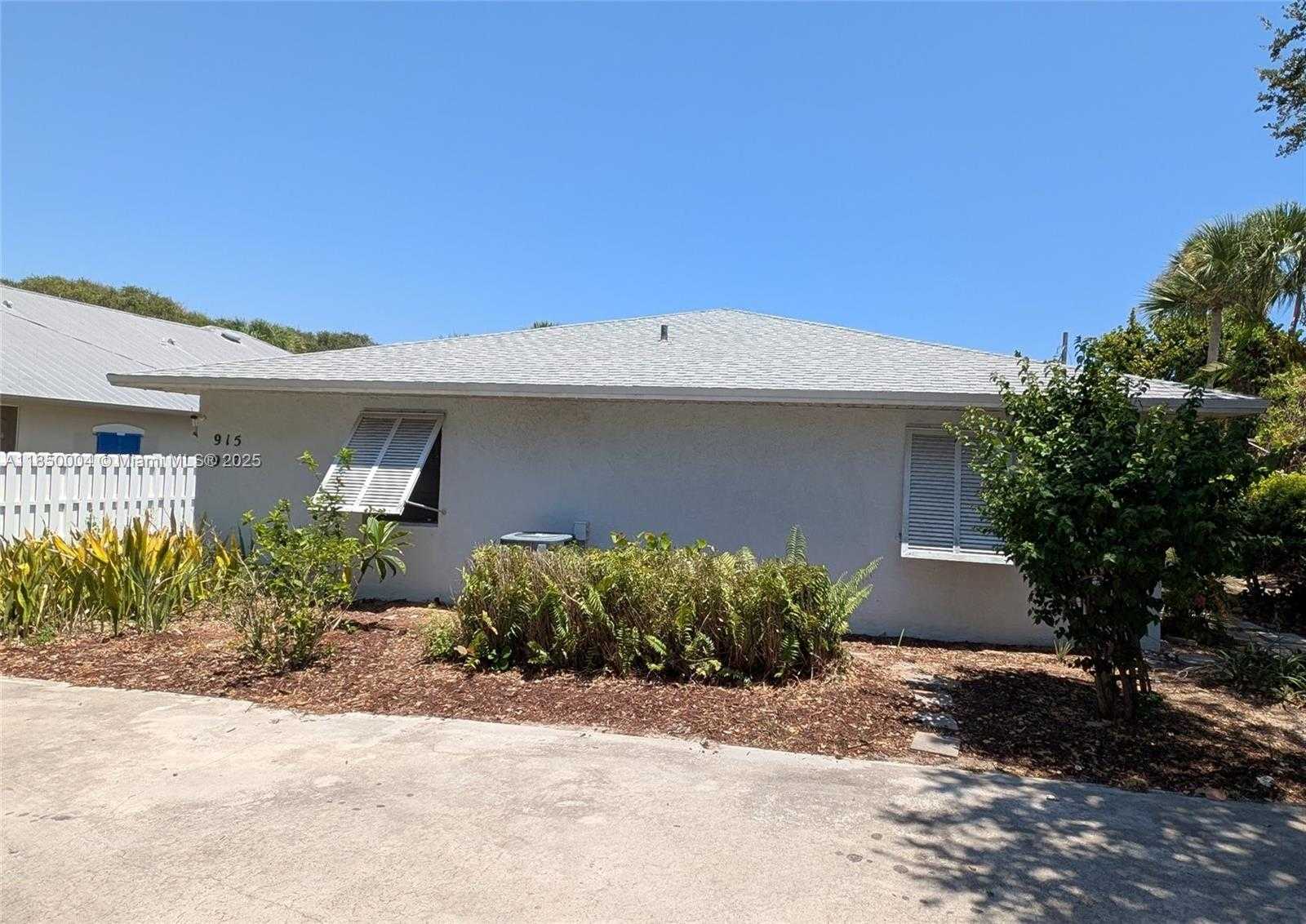 Small Image of 915 TURTLE COVE LN #2, Vero Beach Number 3